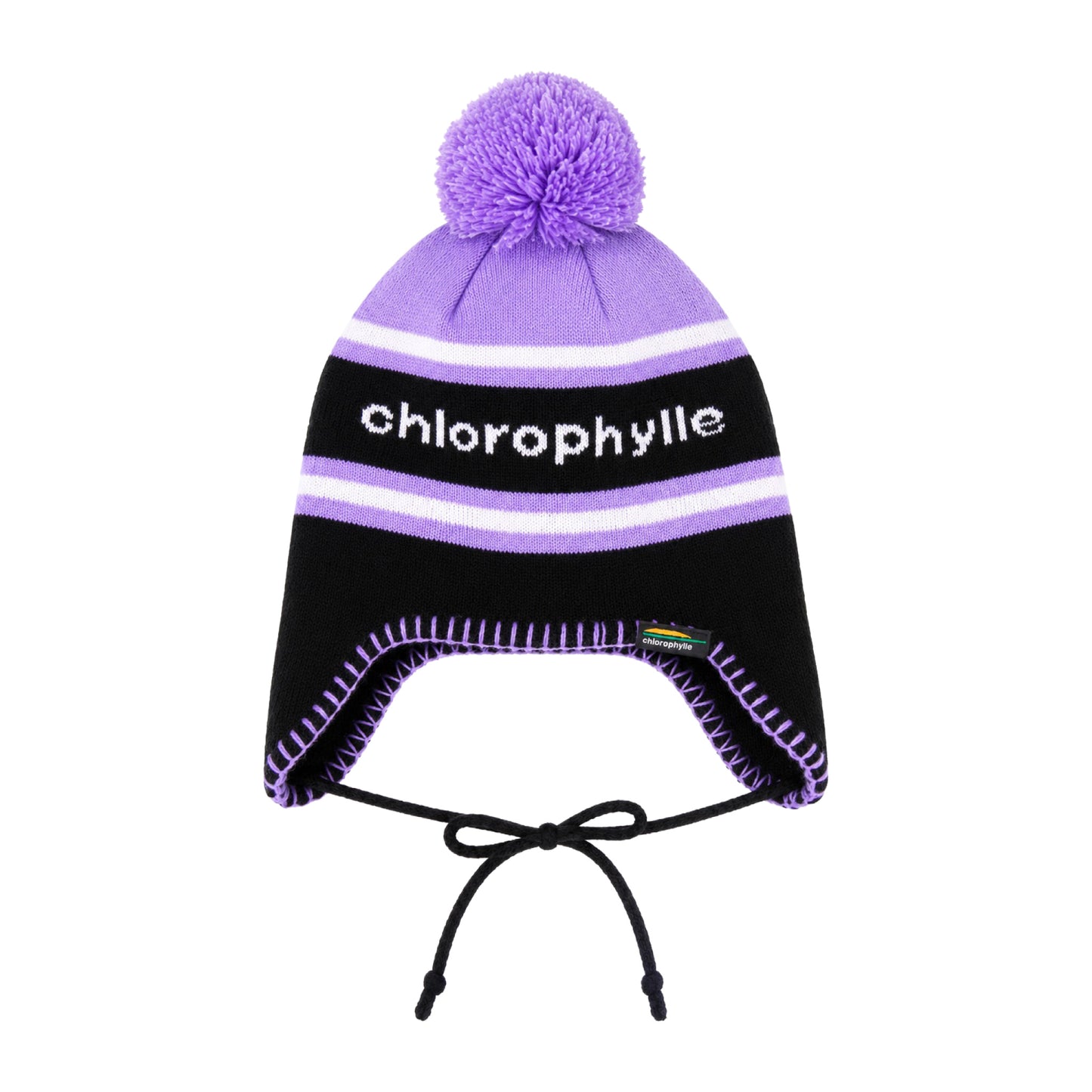 Tuque d'hiver Cricket - Chlorophylle en tricot violet et noir avec pompon, bordures doublées, cordons ajustables, vue de face.