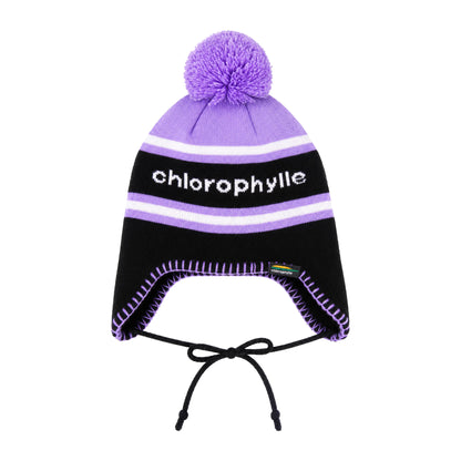 Tuque d'hiver Cricket - Chlorophylle en tricot violet et noir avec pompon, bordures doublées, cordons ajustables, vue de face.