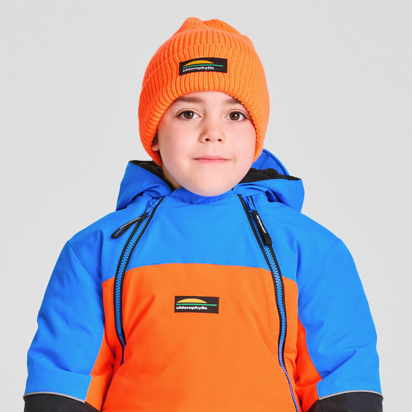 Tuque d'hiver Beanie - Chlorophylle orange en maille côtelée, portée par un enfant, vue de face