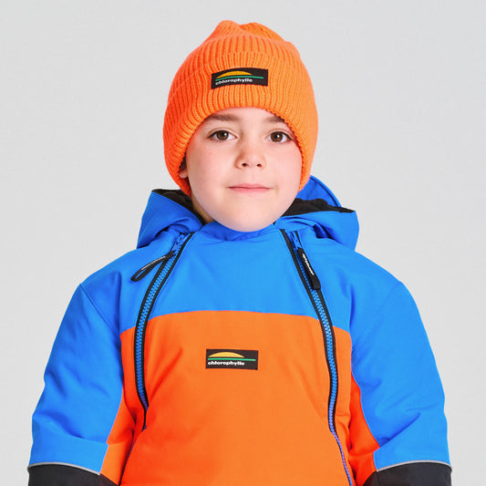 Tuque d'hiver Beanie - Chlorophylle orange en maille côtelée, portée par un enfant, vue de face