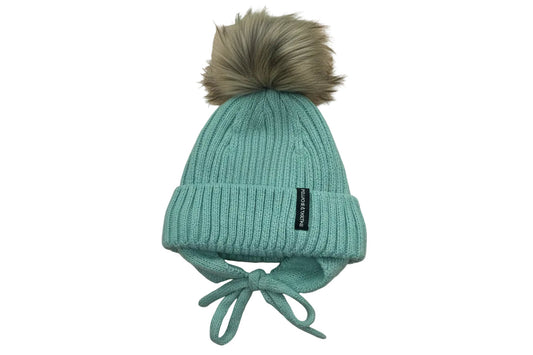 Tuque d'hiver - Peluche & Tartine en tricot vert menthe avec pompon en fausse fourrure beige, doublure peluche, liens à nouer, vue de face, pour enfant.