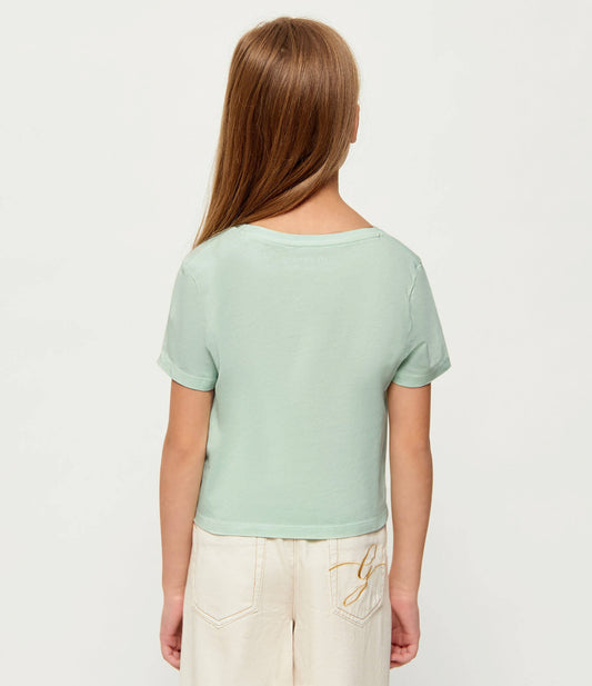 T-Shirt - Guess vert clair en coton pour enfant, manches courtes, vue de dos porté par une fille.