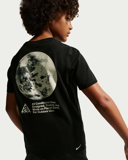 T-Shirt ACG Dri-FIT Planet Earth Tee - Nike noir à motif planète Terre vue de dos porté par un garçon