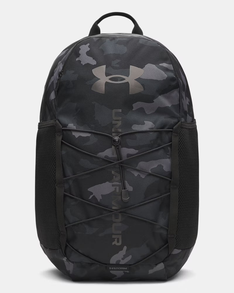 Sac à dos UA Hustle Sport 6.0 - Under Armour camouflage noir et gris, style sportif, vue de face avec cordon élastique et poches latérales en filet.