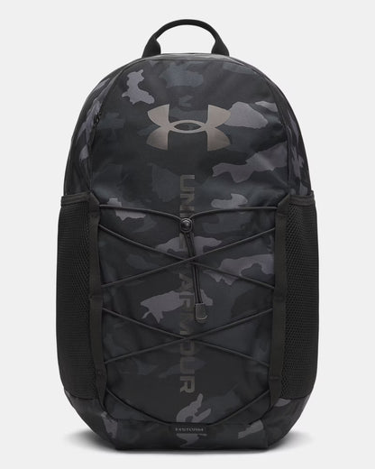 Sac à dos UA Hustle Sport 6.0 - Under Armour camouflage noir et gris, style sportif, vue de face avec cordon élastique et poches latérales en filet.