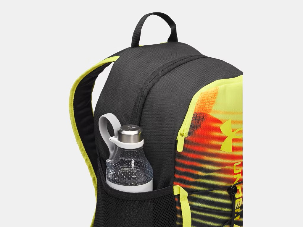 Sac à dos UA Hustle Sport 6.0 - Under Armour noir avec détails jaunes et rouges, tissu polyester, vue de côté avec bouteille dans poche filet.