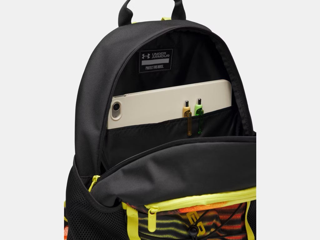 Sac à dos UA Hustle Sport 6.0 - Under Armour noir avec compartiment intérieur contenant une tablette et des stylos, détail de la fermeture éclair jaune, vue de face ouverte.