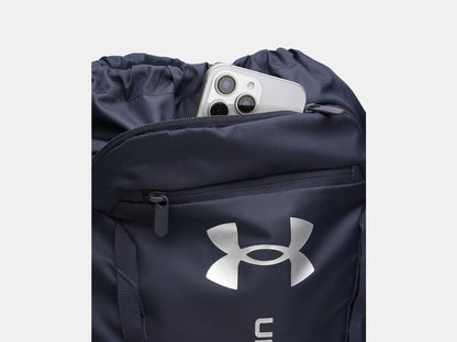 Sac à cordons UA Hustle - Under Armour en tissu noir avec logo argenté, détail poche avant zippée vue rapprochée.