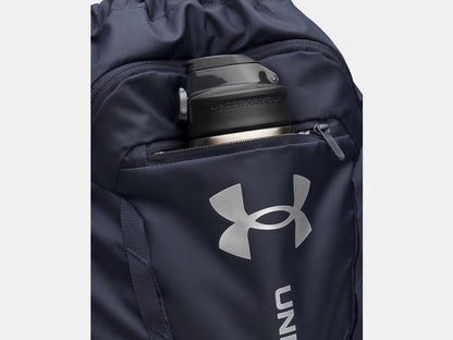 Sac à cordons UA Hustle - Under Armour bleu marine en polyester avec logo réfléchissant argenté, vue détail sur poche avant zippée contenant une bouteille.