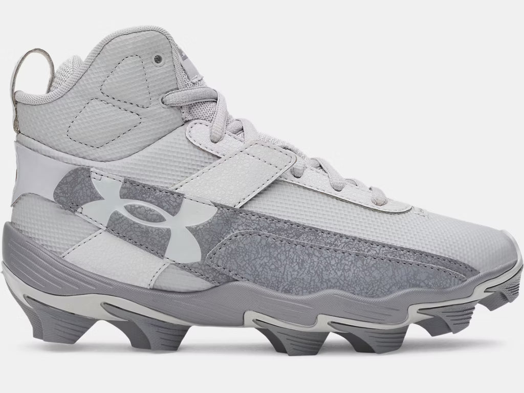 Chaussures de baseball UA Harper 10 - Under Armour en tissu gris clair et détails gris foncé, vue de profil côté extérieur.