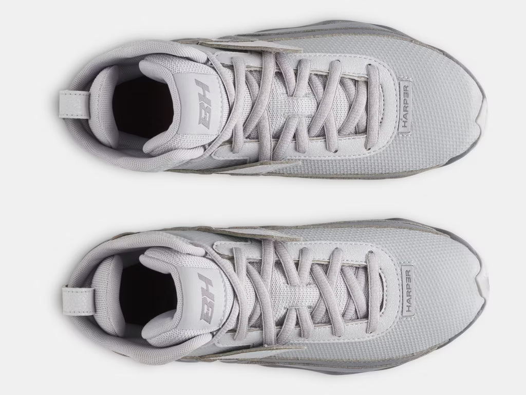 Chaussures de baseball UA Harper 10 - Under Armour gris clair en textile avec lacets, vue de dessus, modèle adulte.