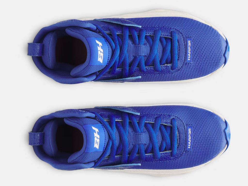 Chaussures de baseball UA Harper 10 - Under Armour bleu royal en maille avec détails blancs, vue de dessus, design sportif adulte.