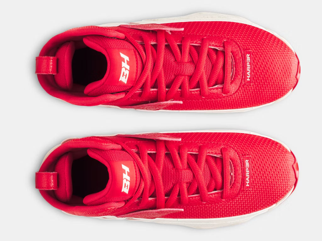 Chaussures de baseball UA Harper 10 - Under Armour rouges avec semelle blanche, style sportif, vue de dessus, taille adulte.