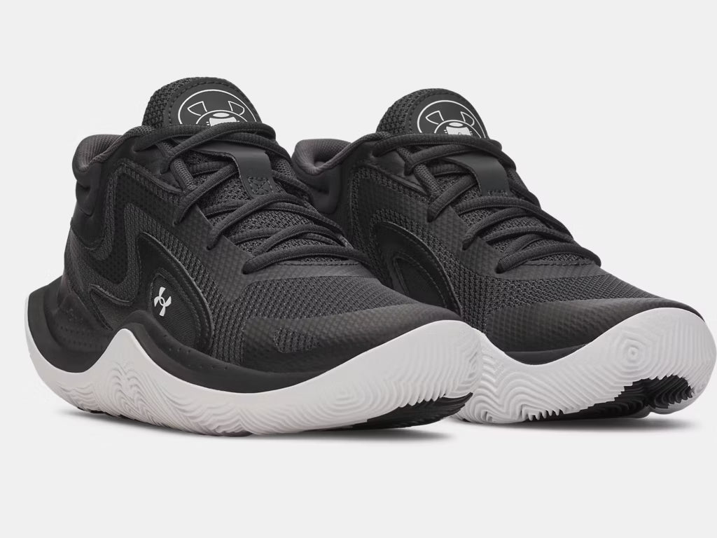 Espadrilles UA Jet '25 - Under Armour noires avec semelle blanche, chaussures de basketball pour enfant, vue en angle avant