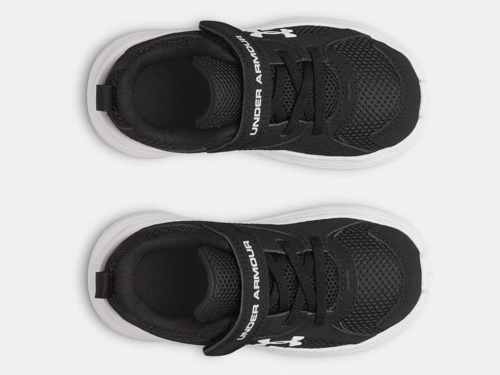 Espadrilles UA Assert 11 AC - Under Armour noires avec tige en maille respirante et semelle blanche, vue de dessus enfant.