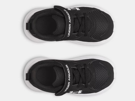 Espadrilles UA Assert 11 AC - Under Armour noires avec tige en maille respirante et semelle blanche, vue de dessus enfant.