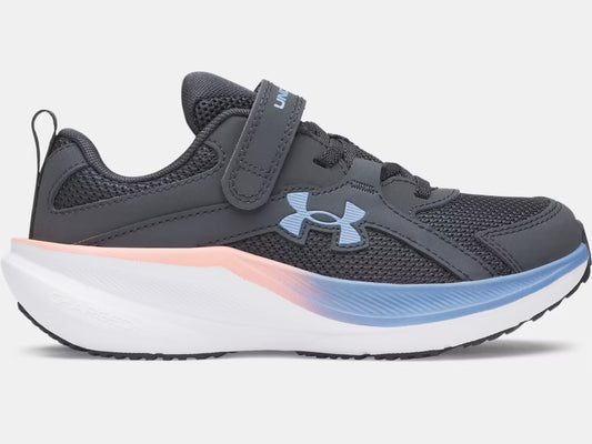 Espadrilles UA Charged+ Assert 11 - Under Armour en mesh noir avec détail bleu clair et semelle blanche avec dégradé rose et bleu, vue de profil.