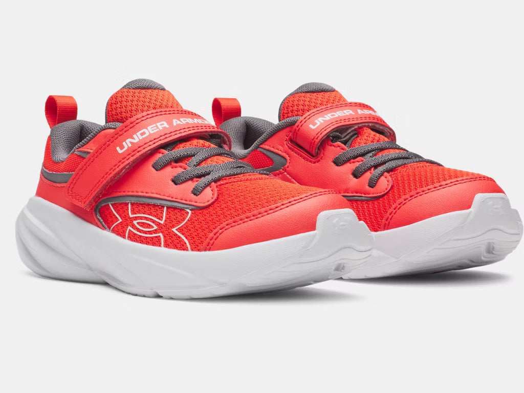 Espadrilles Surge 5 - Under Armour rouges et grises pour enfant, style sportif avec fermeture par scratch, vue en plongée de trois quarts avant.