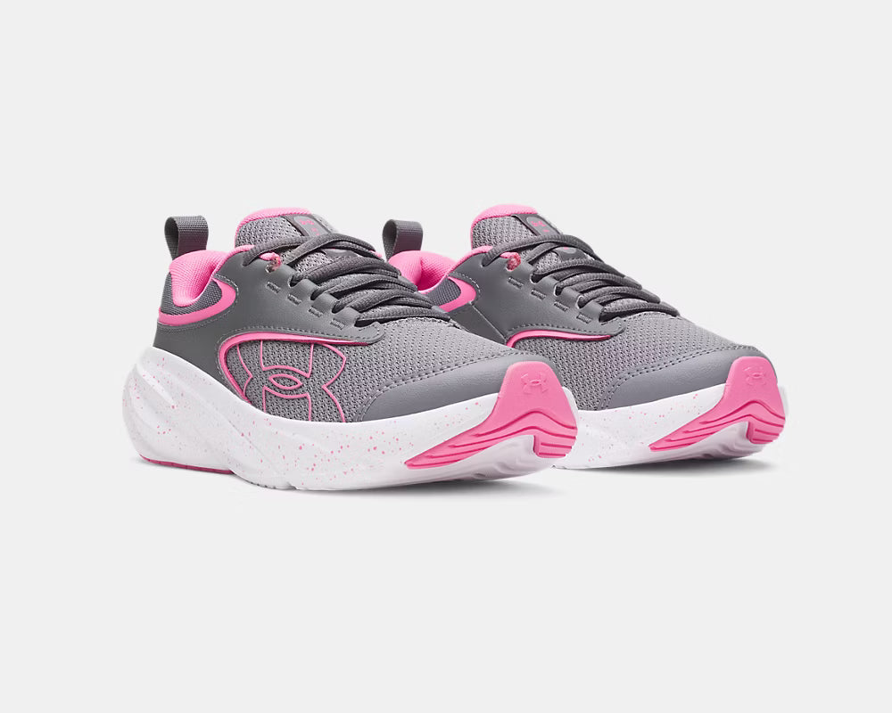 Espadrilles UA Surge 5 - Under Armour gris et rose, style sport avec tige en mesh respirant, semelle blanche épaisse, vue de trois quarts face.
