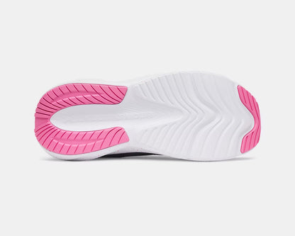 Semelle extérieure blanche avec zones antidérapantes roses des Espadrilles UA Surge 5 - Under Armour, vue du dessous.