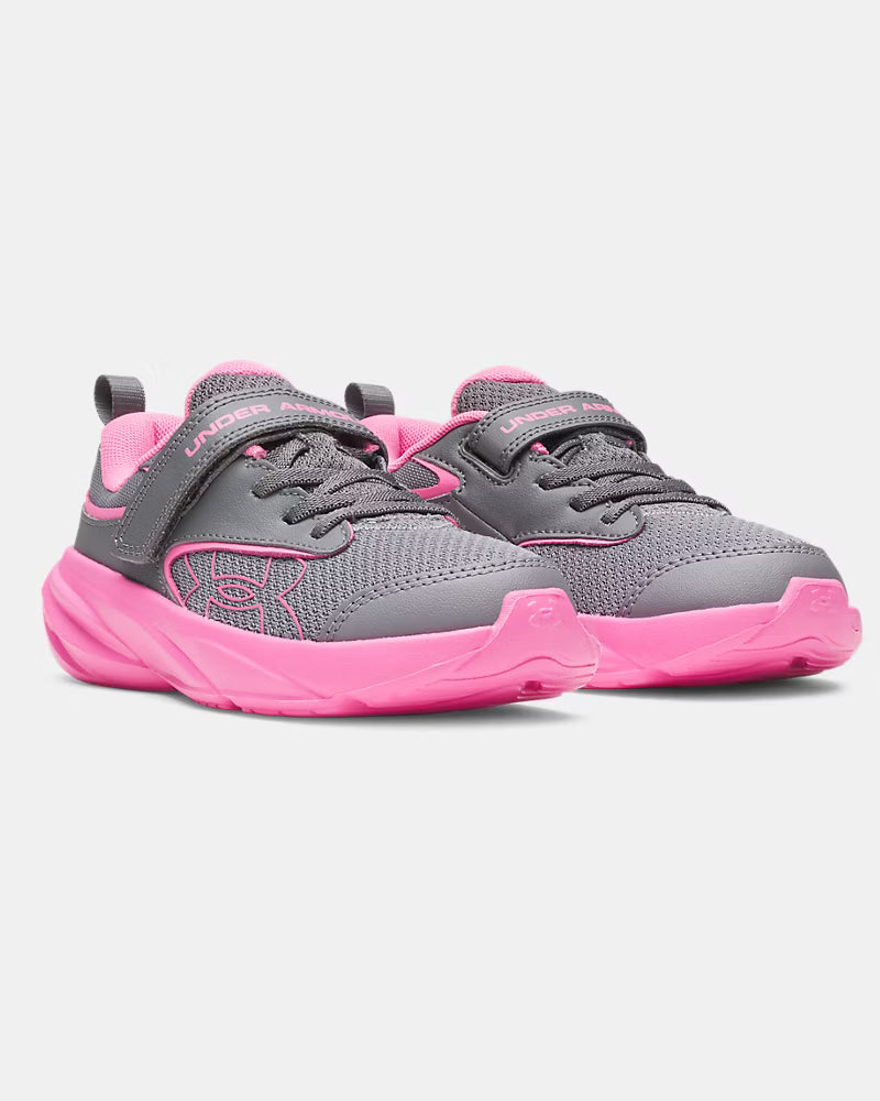 Espadrilles Surge 5 - Under Armour gris et rose pour enfant, style sportif avec empeigne en maille, vue en perspective avant sur fond blanc.