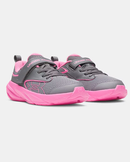 Espadrilles Surge 5 - Under Armour gris et rose pour enfant, style sportif avec empeigne en maille, vue en perspective avant sur fond blanc.