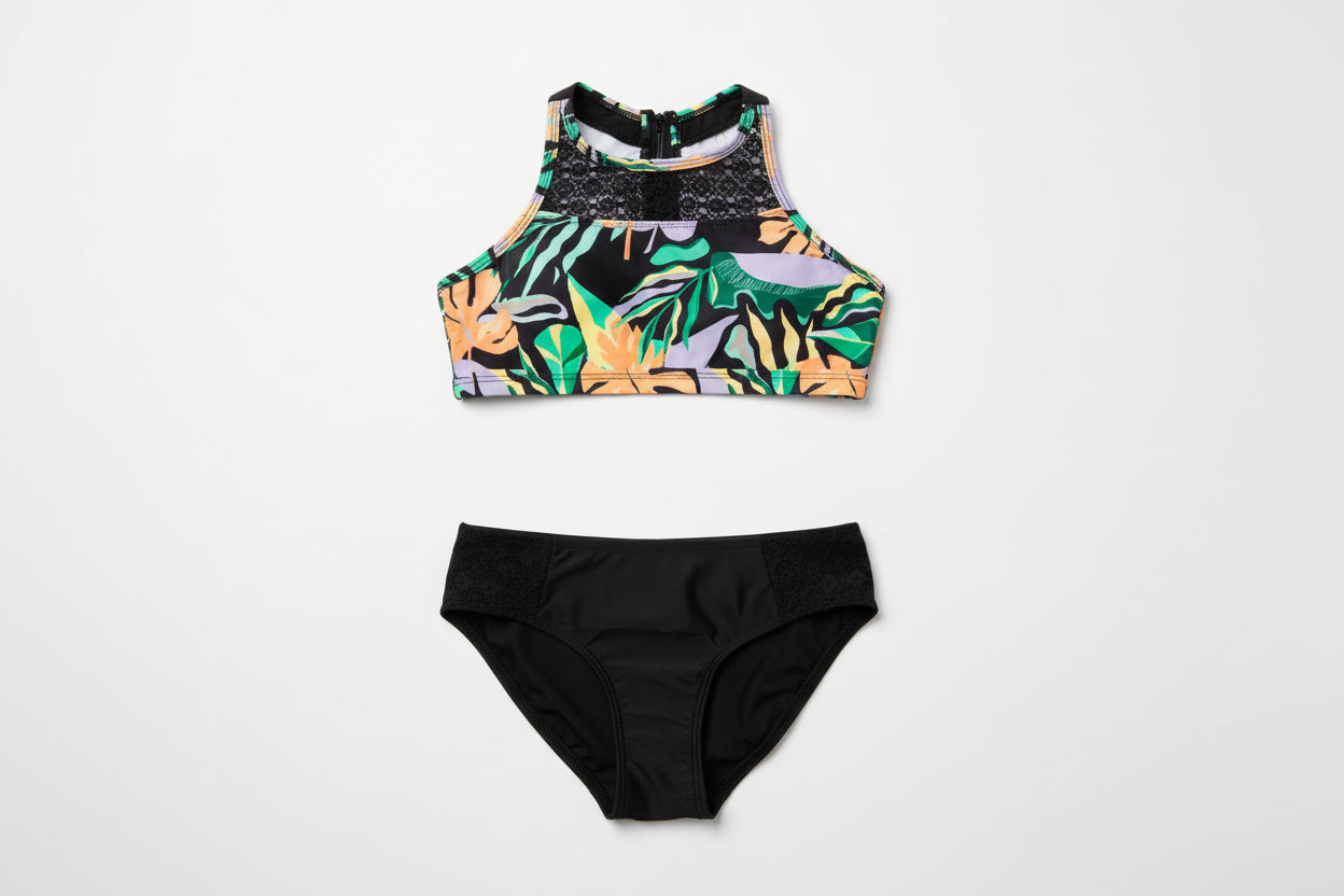 Maillot de bain - M.I.D. deux pièces avec haut sport noir à motifs verts et oranges, bas uni noir, vue de face.