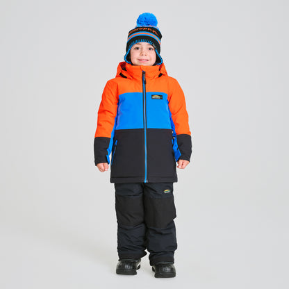 Habit de neige Colibri - Chlorophylle avec manteau tricolore orange, bleu et noir, pantalon noir, porté par enfant, vue de face.