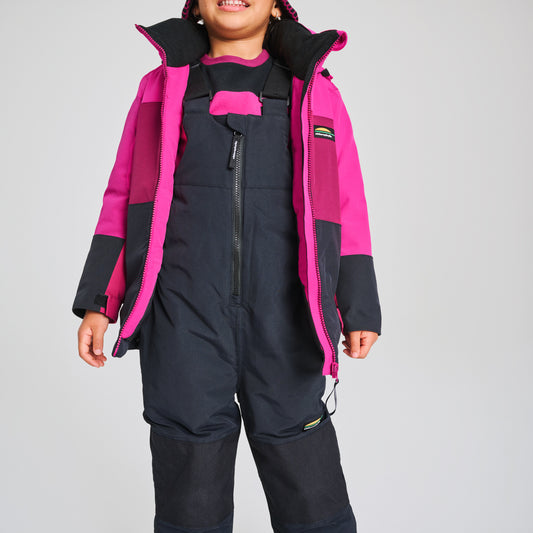 Habit de neige Colibri - Chlorophylle, combinaison noire avec manteau rose fuchsia et bordeaux, pour enfant, vue de face porté sur mannequin.