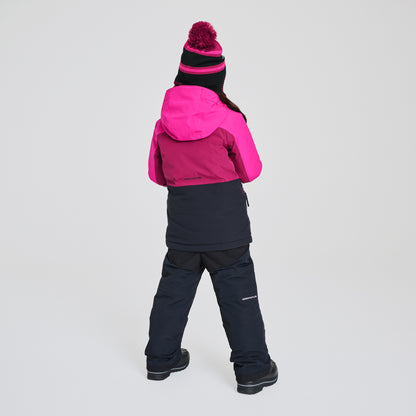 Habit de neige Colibri - Chlorophylle pour enfant, combinaison rose fuchsia, bordeaux et noir, vue de dos portée par un enfant avec bonnet assorti.