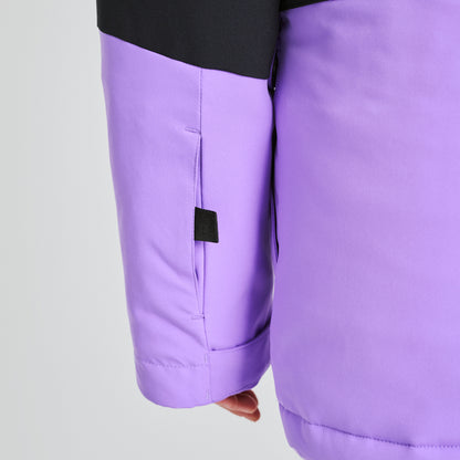 Détail de la manche et du bas du manteau d'hiver Taïga - Chlorophylle en tissu technique violet avec insert noir, porté sur mannequin enfant, vue rapprochée.