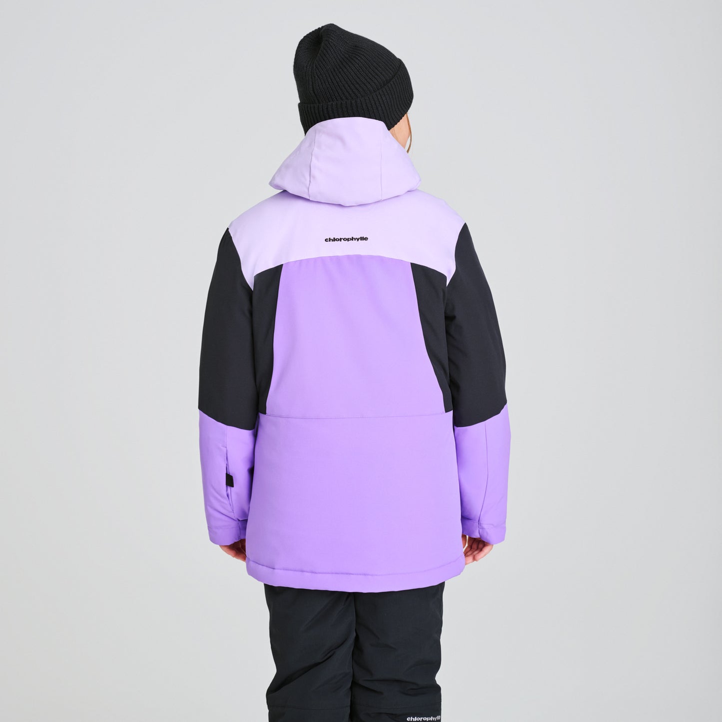 Manteau d'hiver Taïga - Chlorophylle violet clair et noir, style technique avec capuche, pour enfant, vue de dos porté sur mannequin.