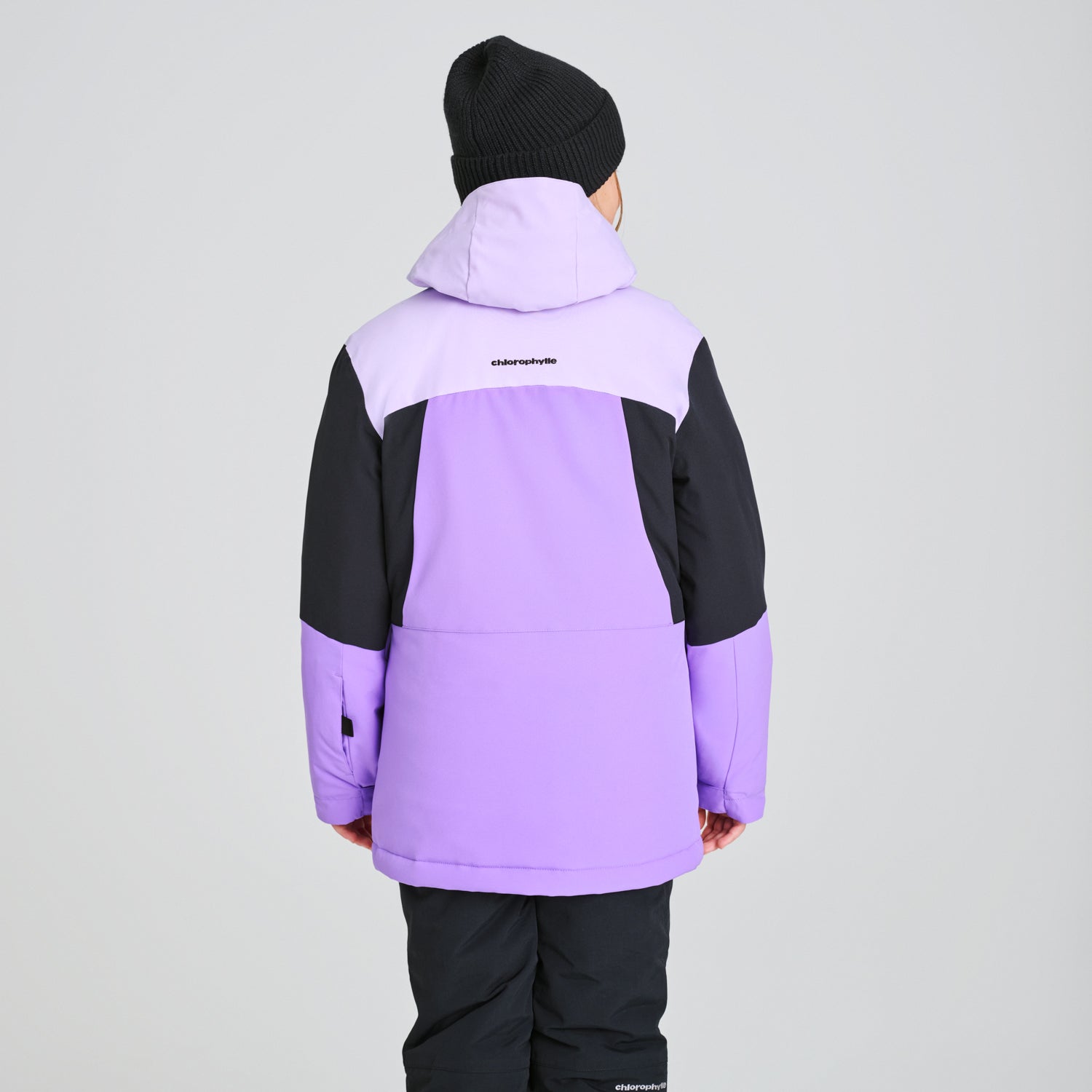 Manteau d'hiver Taïga - Chlorophylle violet clair et noir, style technique avec capuche, pour enfant, vue de dos porté sur mannequin.