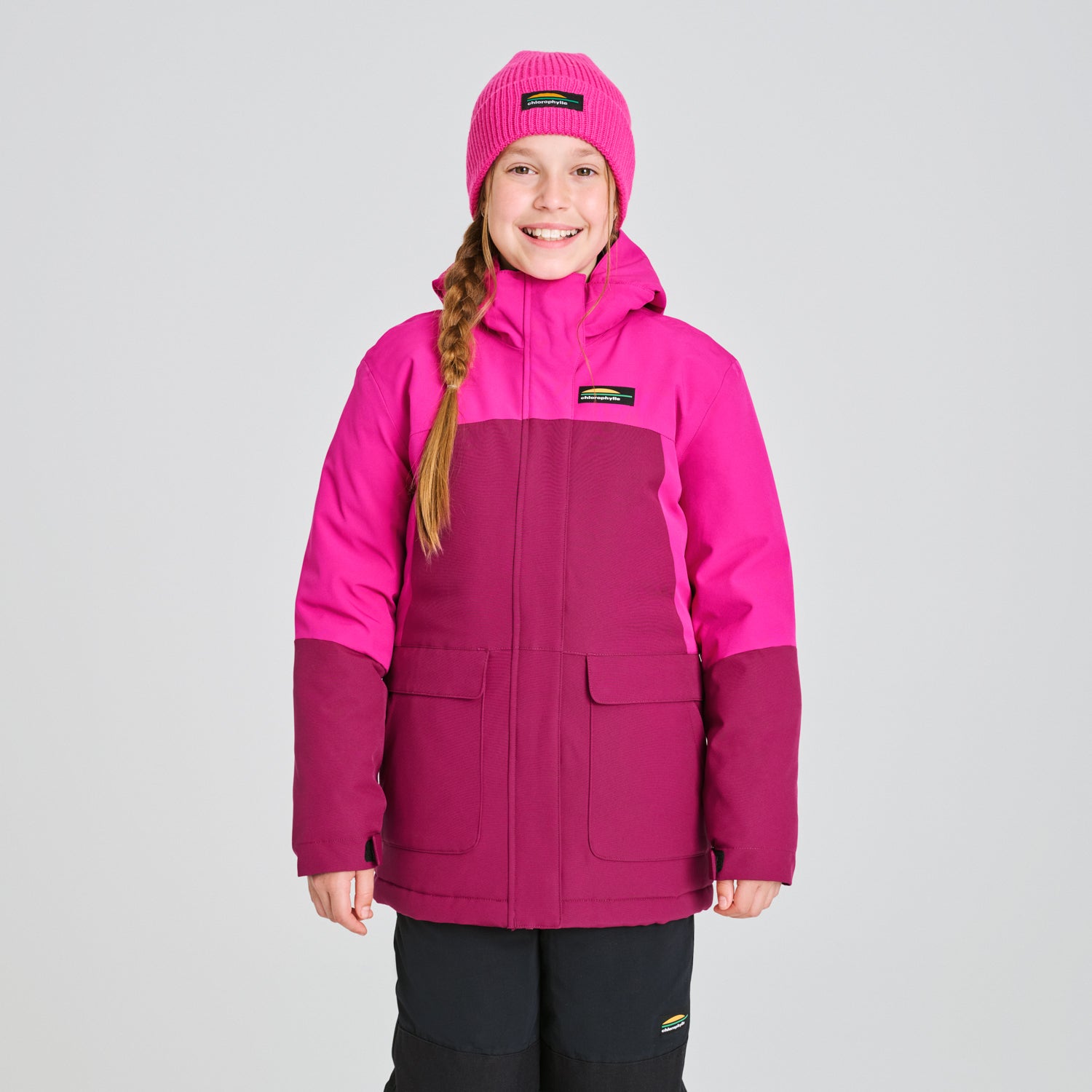 Manteau d'hiver Taïga - Chlorophylle rose fuchsia et bordeaux en tissu imperméable, style matelassé, pour enfant fille, porté sur mannequin, vue de face.