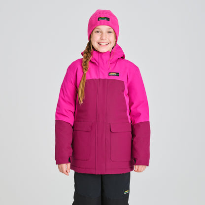 Manteau d'hiver Taïga - Chlorophylle rose fuchsia et bordeaux en tissu imperméable, style matelassé, pour enfant fille, porté sur mannequin, vue de face.