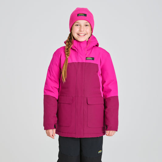 Manteau d'hiver Taïga - Chlorophylle rose fuchsia et bordeaux en tissu imperméable, style matelassé, pour enfant fille, porté sur mannequin, vue de face.