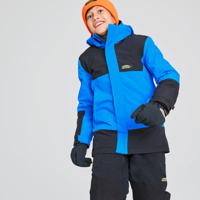 Manteau D'hiver Nordic - Chlorophylle bleu et noir en tissu imperméable, style coupe-vent, porté par enfant garçon avec gants et bonnet, vue de face.