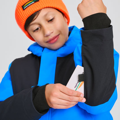 Manteau D'hiver Nordic - Chlorophylle bleu et noir porté par un enfant avec bonnet orange vue rapprochée