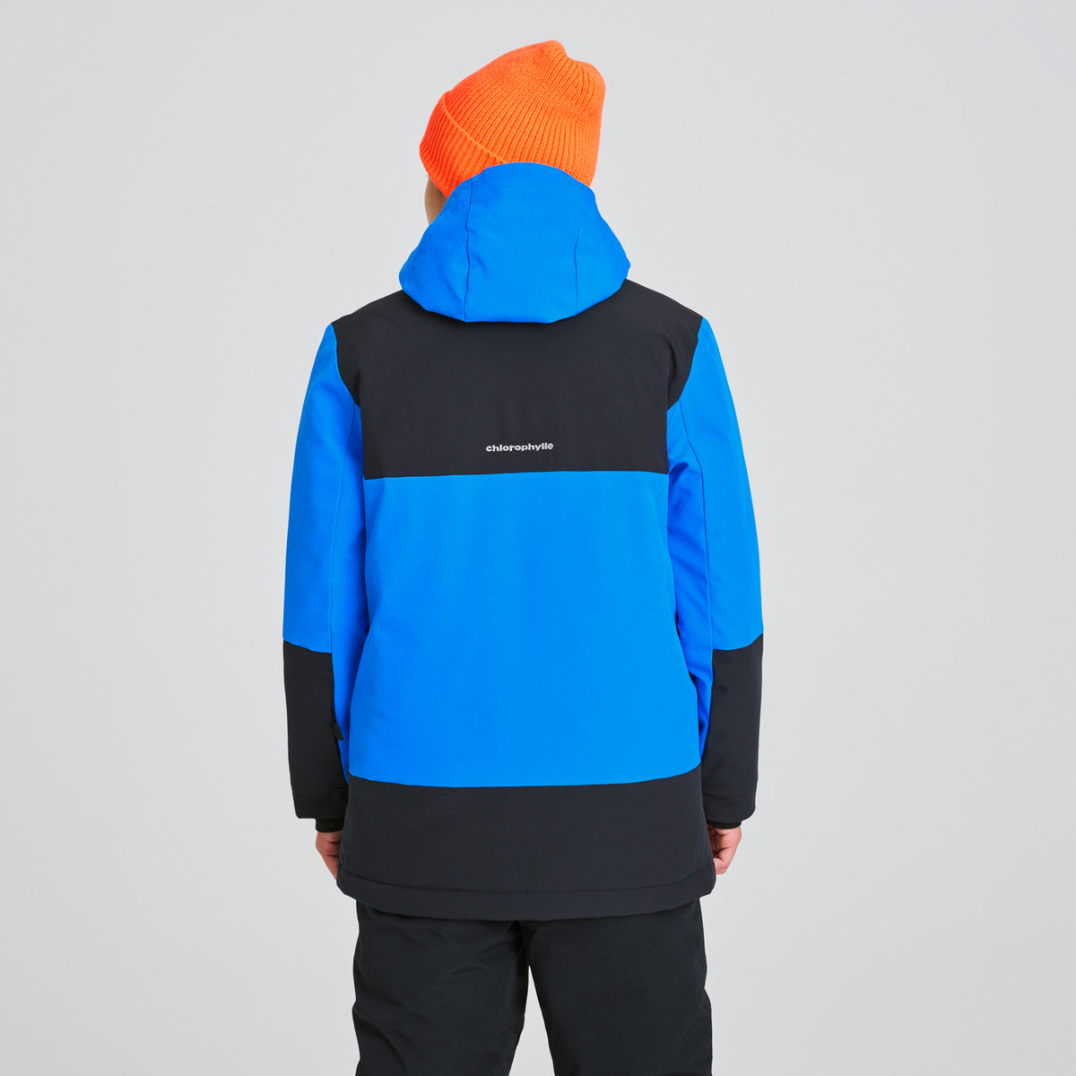 Manteau D'hiver Nordic - Chlorophylle bleu et noir à capuche pour enfant porté de dos avec tuque orange