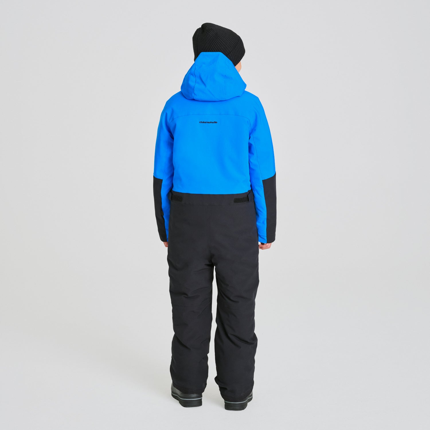Habit de neige 1 Pièce - Chlorophylle bleu et noir, pour enfant, combinaison intégrale avec capuche, vue de dos portée sur mannequin.