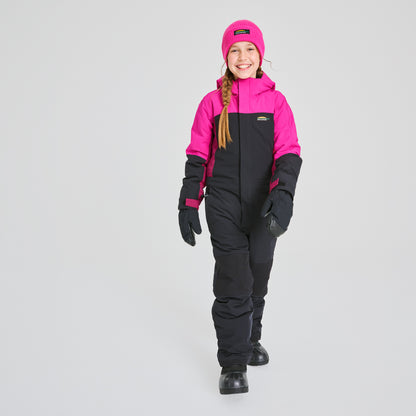Habit de neige 1 Pièce - Chlorophylle rose vif et noir en matière isolante, pour enfant fille, porté de face avec bonnet et moufles assortis.
