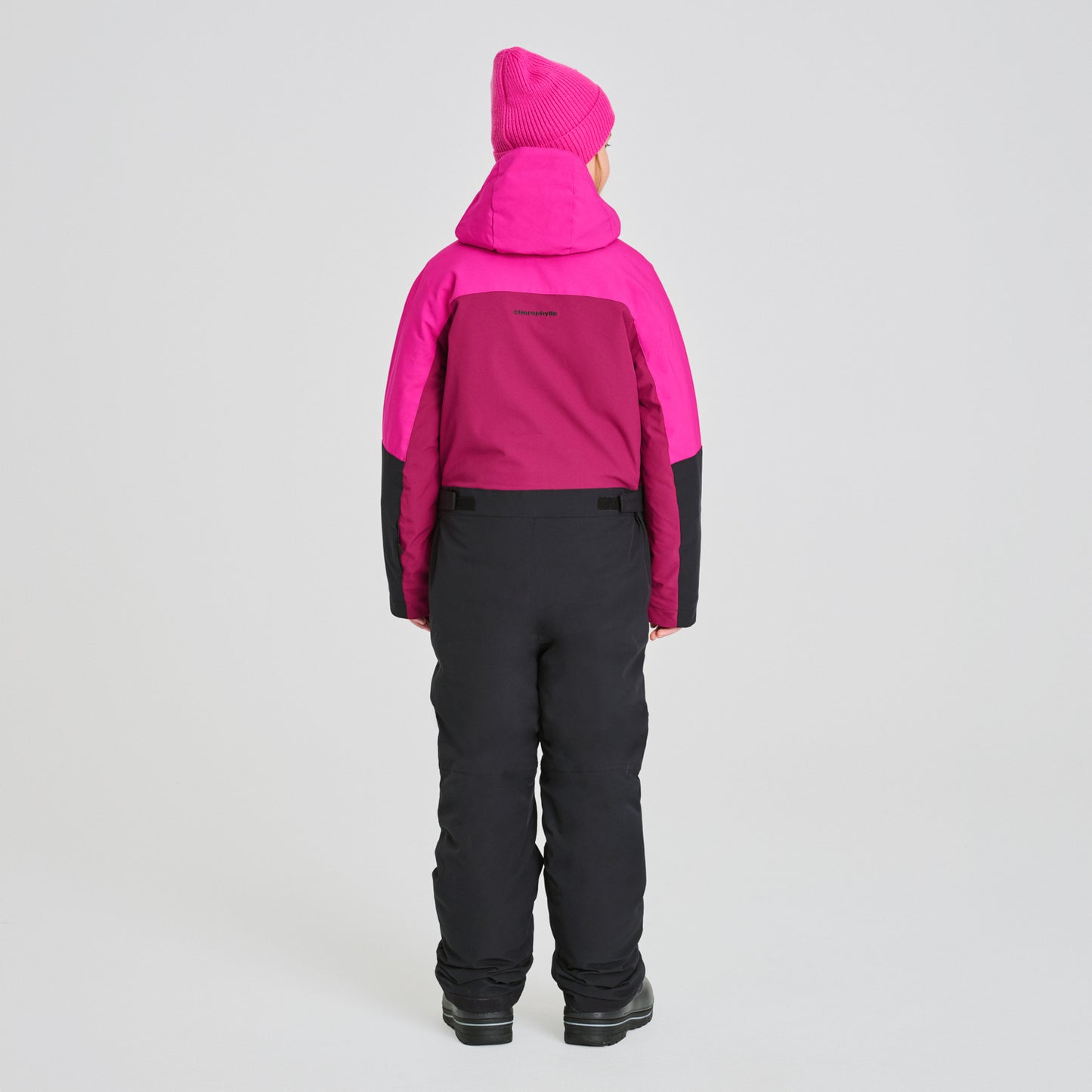 Habit de neige 1 Pièce - Chlorophylle pour enfant, combinaison isolante avec haut rose vif et bordeaux, pantalon noir, vue de dos.