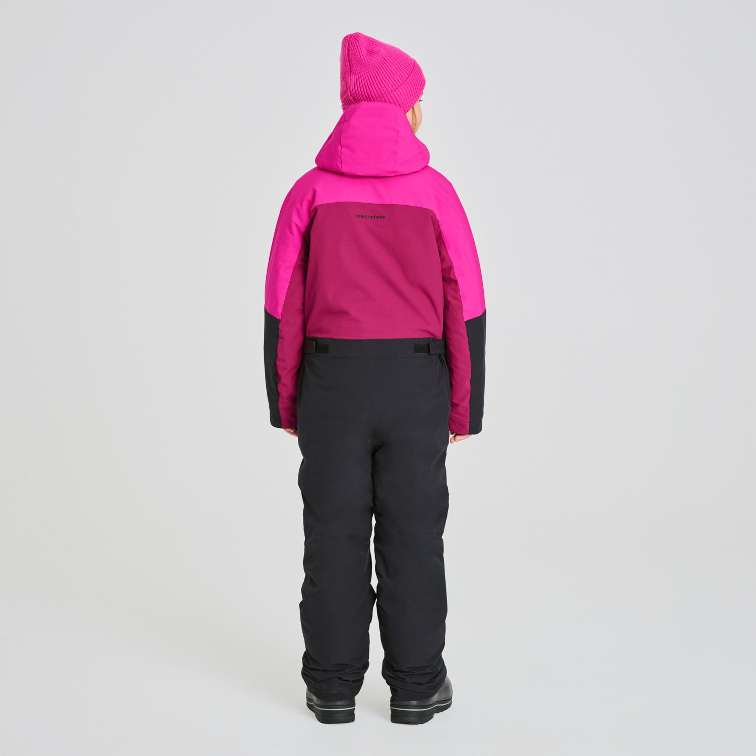 Habit de neige 1 Pièce - Chlorophylle pour enfant, combinaison isolante avec haut rose vif et bordeaux, pantalon noir, vue de dos.