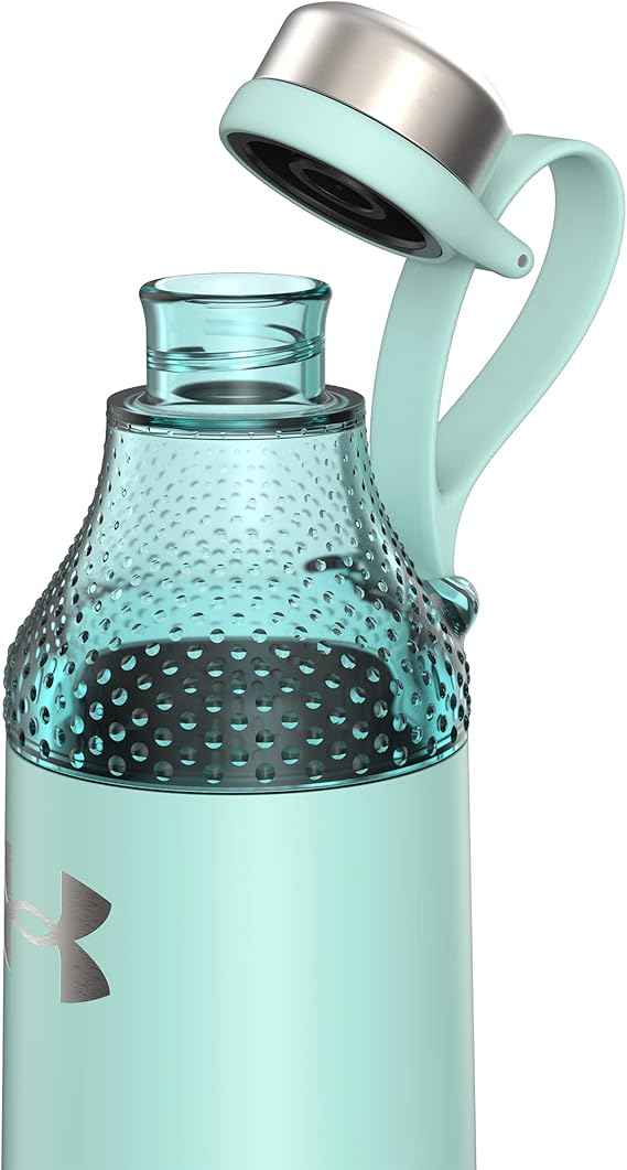 Bouteille UA Infinity 22 oz - Under Armour bleu clair avec bouchon ouvert en acier inoxydable, détail du goulot et poignée flexible
