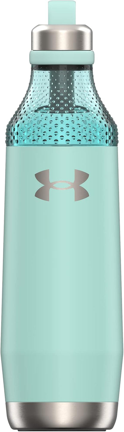 Bouteille UA Infinity 22 oz - Under Armour bleu clair avec détails en acier inoxydable, vue de face sur fond blanc.