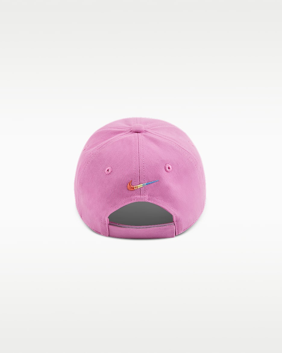 Casquette - Nike rose en sergé de coton brossé, logo multicolore Nike Fingerpaint, vue de dos, ajustable.