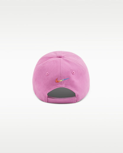 Casquette - Nike rose en sergé de coton brossé, logo multicolore Nike Fingerpaint, vue de dos, ajustable.