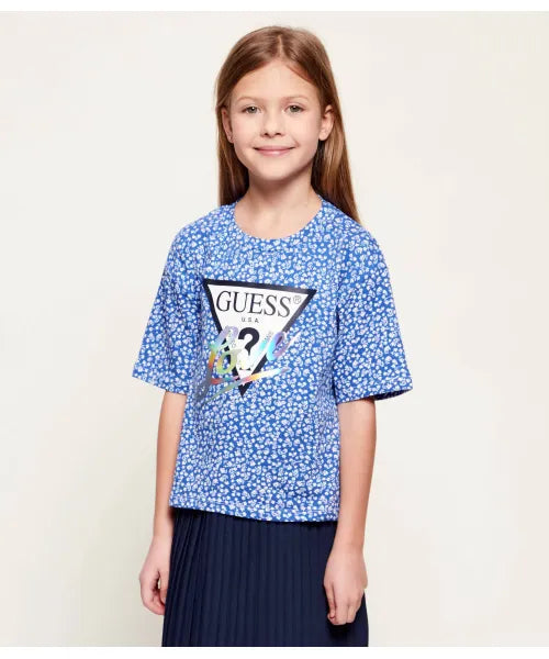 T-Shirt - Guess bleu à motifs floraux blancs, col rond, manches courtes, pour fille, porté de face sur mannequin enfant.