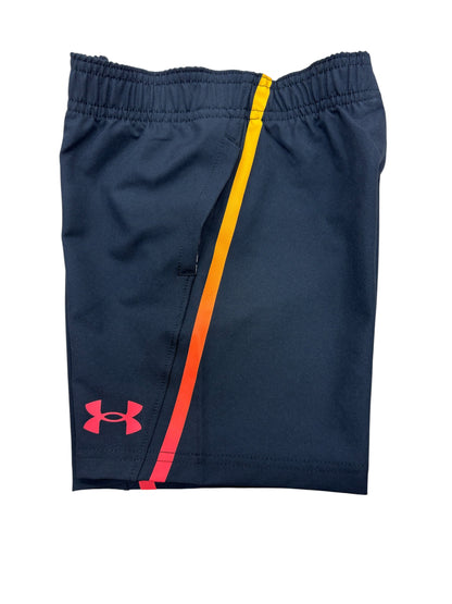 Short - Under Armour bleu marine avec bande dégradée jaune-orange et logo rose, tissu léger, vue de face, enfant garçon.