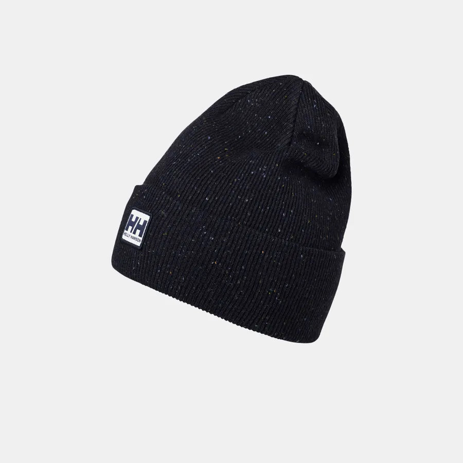Tuque d'hiver Urban - Helly Hansen, tuque noire en maille côtelée avec revers et écusson du logo, vue de trois quarts